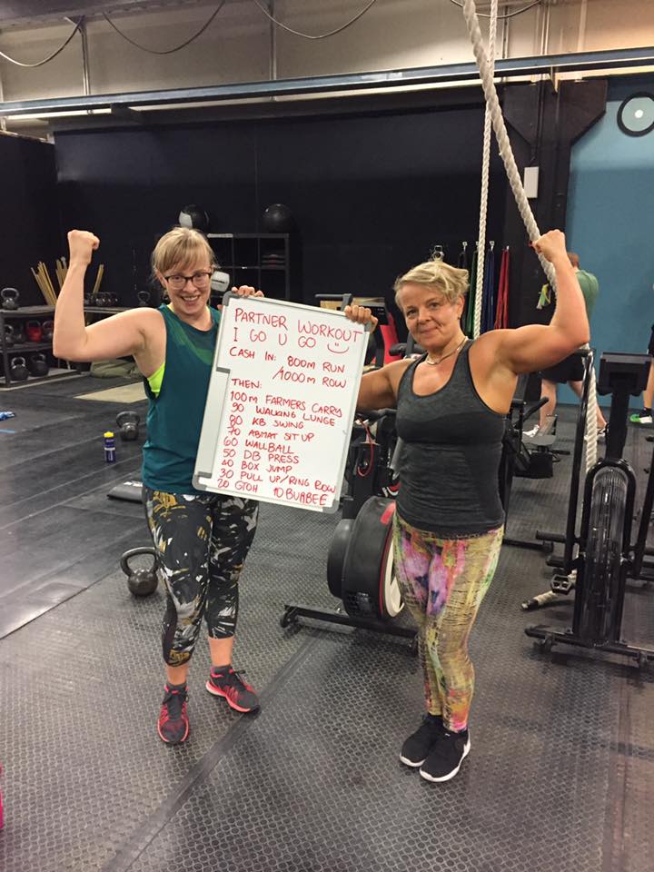 personal trainer ja tyytyväinen asiakas